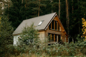 10 ton betónu nosili ručne! Rekonštrukcia starej chaty im dala zabrať, dnes si užívajú zaslúžený pokoj uprostred lesa