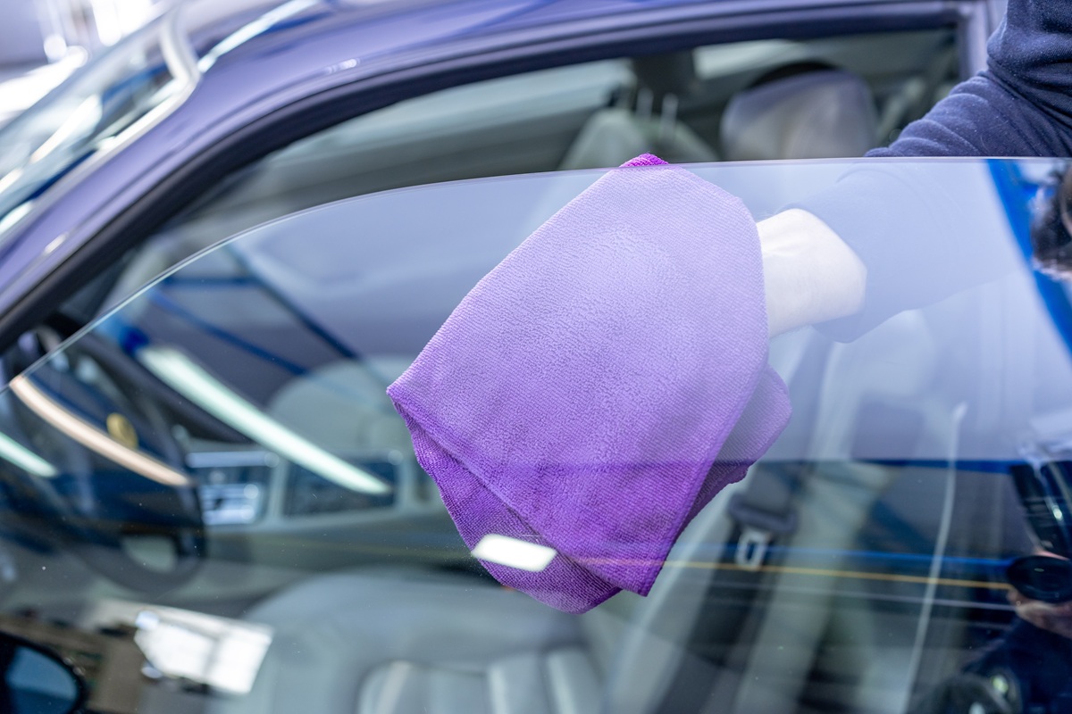 Čistenie okien v aute