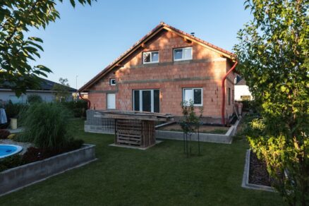 Stavba domu z tehál svojpomocne