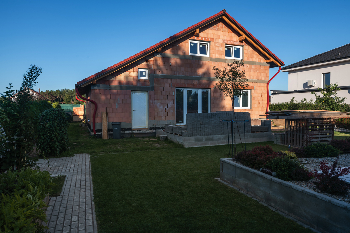 Stavba domu z tehál svojpomocne