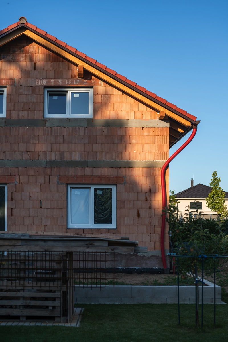 Stavba domu z tehál svojpomocne