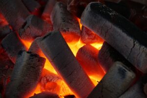 Chcete viac tepla za menej peňazí, menej roboty a popol sypať rovno do záhrady? Vyskúšajte tento typ brikiet