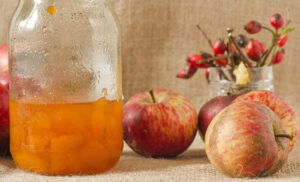 Neviete, ako využiť zvyšnú úrodu jabĺk po jesennom zbere? Pripravte si s nami jablčný ocot, sirup aj likér