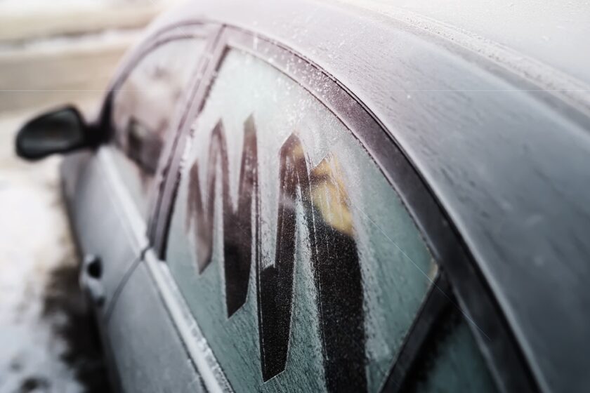 Námraza v zime na oknách auta