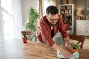 Najčastejšie chyby pri čistení dreveného stola: Robí ich takmer každý a škodia nábytku