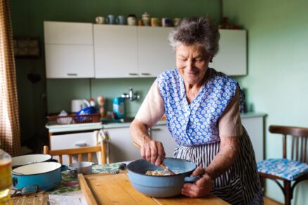 Babička pripravuje zákusky v retro kuchyni