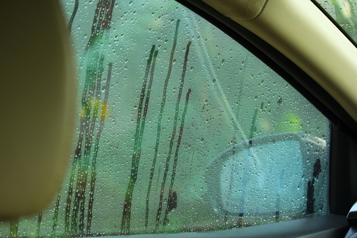 Rosenie okien v aute