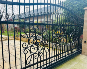 Na dvore im pribudla originálna ručne robená brána. Otec ju vyrábal takmer dva mesiace