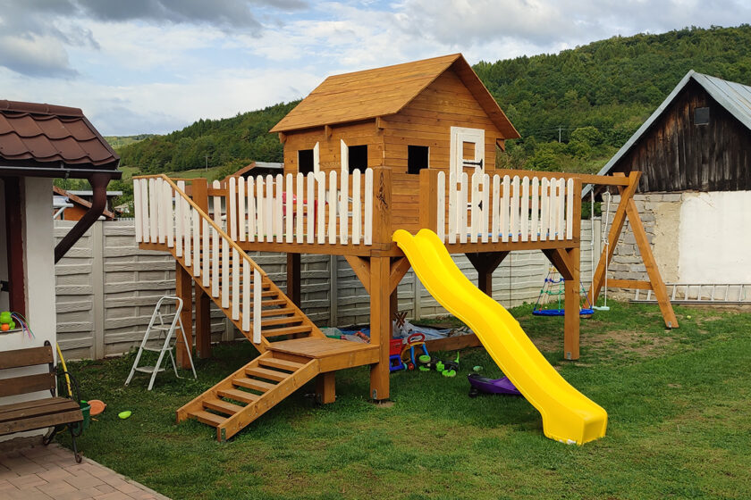 Stavba detského dreveného domčeku v záhrade