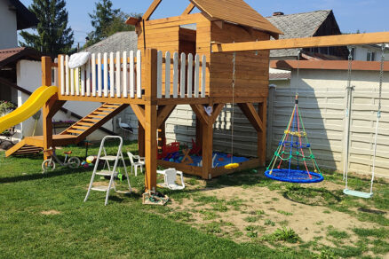 Stavba detského dreveného domčeku v záhrade