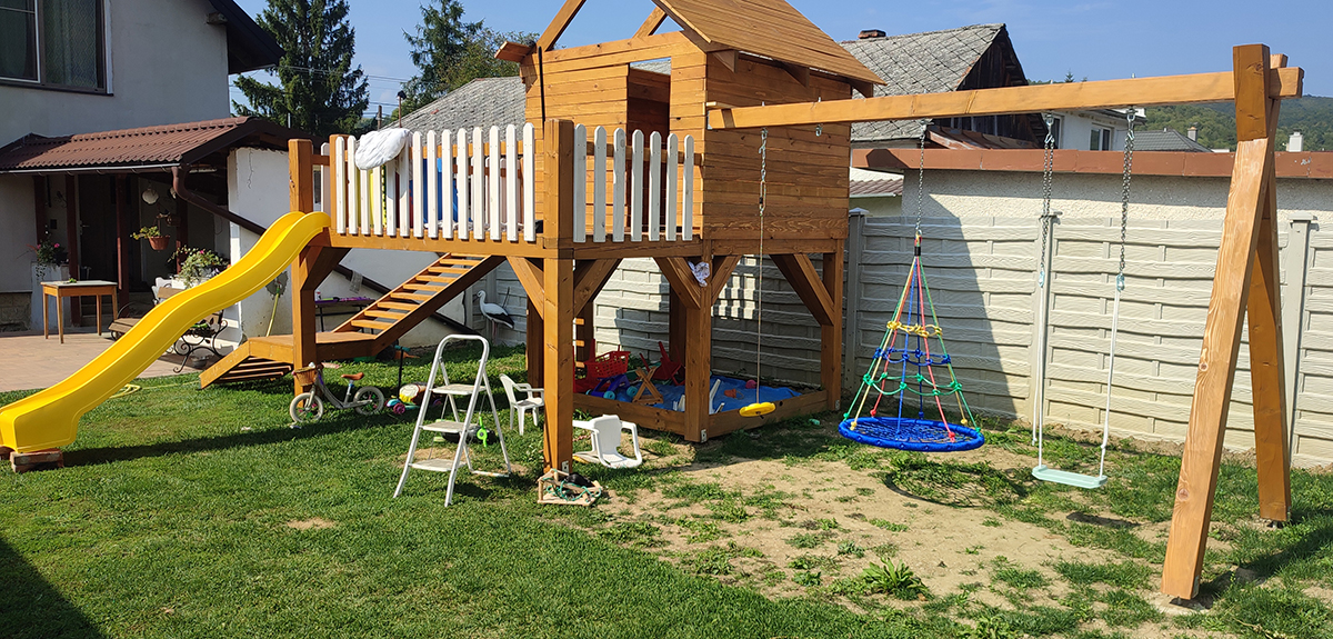 Stavba detského dreveného domčeku v záhrade