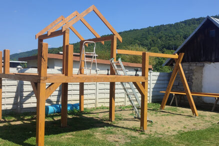 Stavba detského dreveného domčeku v záhrade