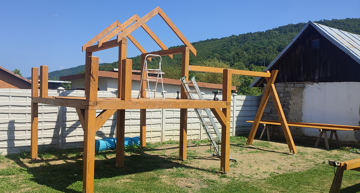 Stavba detského dreveného domčeku v záhrade