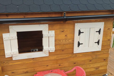 Stavba detského dreveného domčeku v záhrade