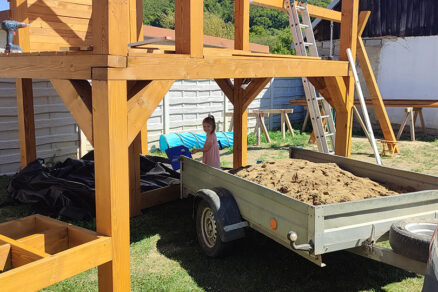 Stavba detského dreveného domčeku v záhrade