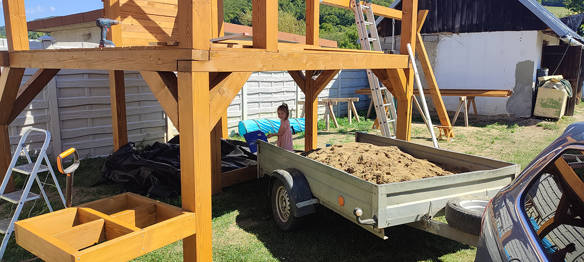 Stavba detského dreveného domčeku v záhrade