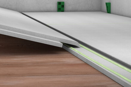 Dosky suchej podlahy sa vzájomne lepia špeciálnym lepidlom.