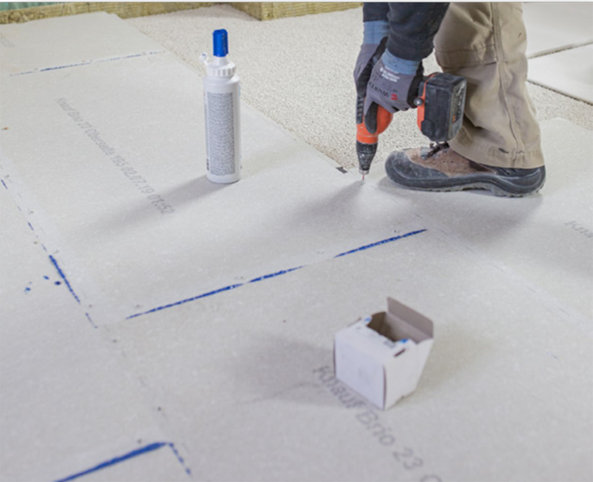 Lepený spoj medzi doskami je potrebné ešte priskrutkovať.