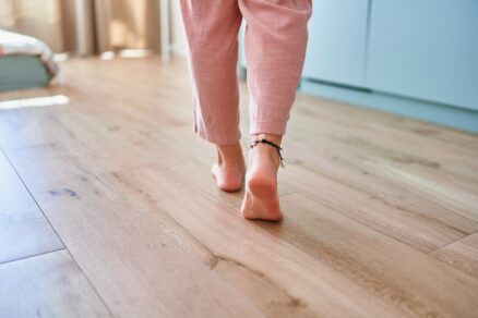 Žena kráča bosá po suchej podlahe