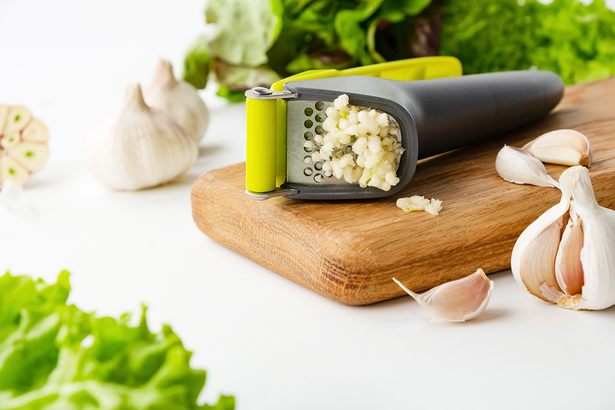 Lisovanie cesnaku pomocou kuchynského lisu na cesnak
