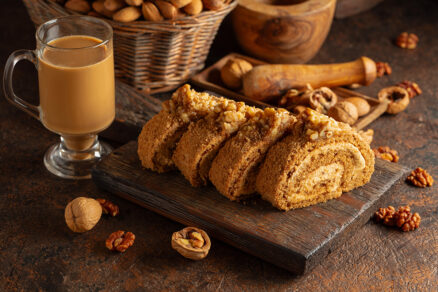 Orechovo-medová roláda