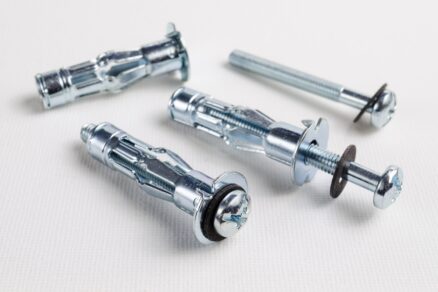 Kovové hmoždinky typu „molly“