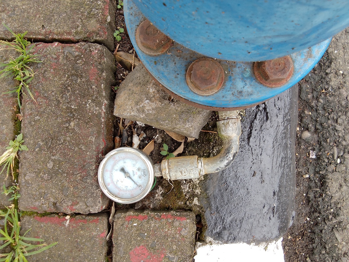 Slabý tlak vody na manometri