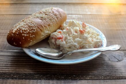 Domáca treska šalát v miske s pečivom