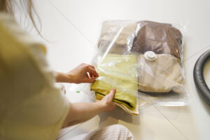 Sezónne oblečenie pred odložením vyperte a nedávajte do bežných krabíc. Prečo je to dôležité?