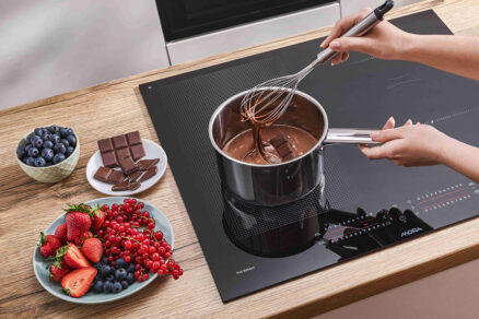 Rozpúšťanie čokolády v hrnci na indukčnej doske
