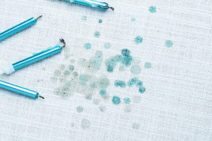 Vosk zo sviečok nakvapkaný na obruse