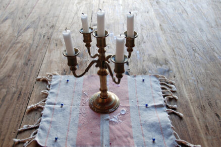 Sviečky vo svietniku so stečeným voskom