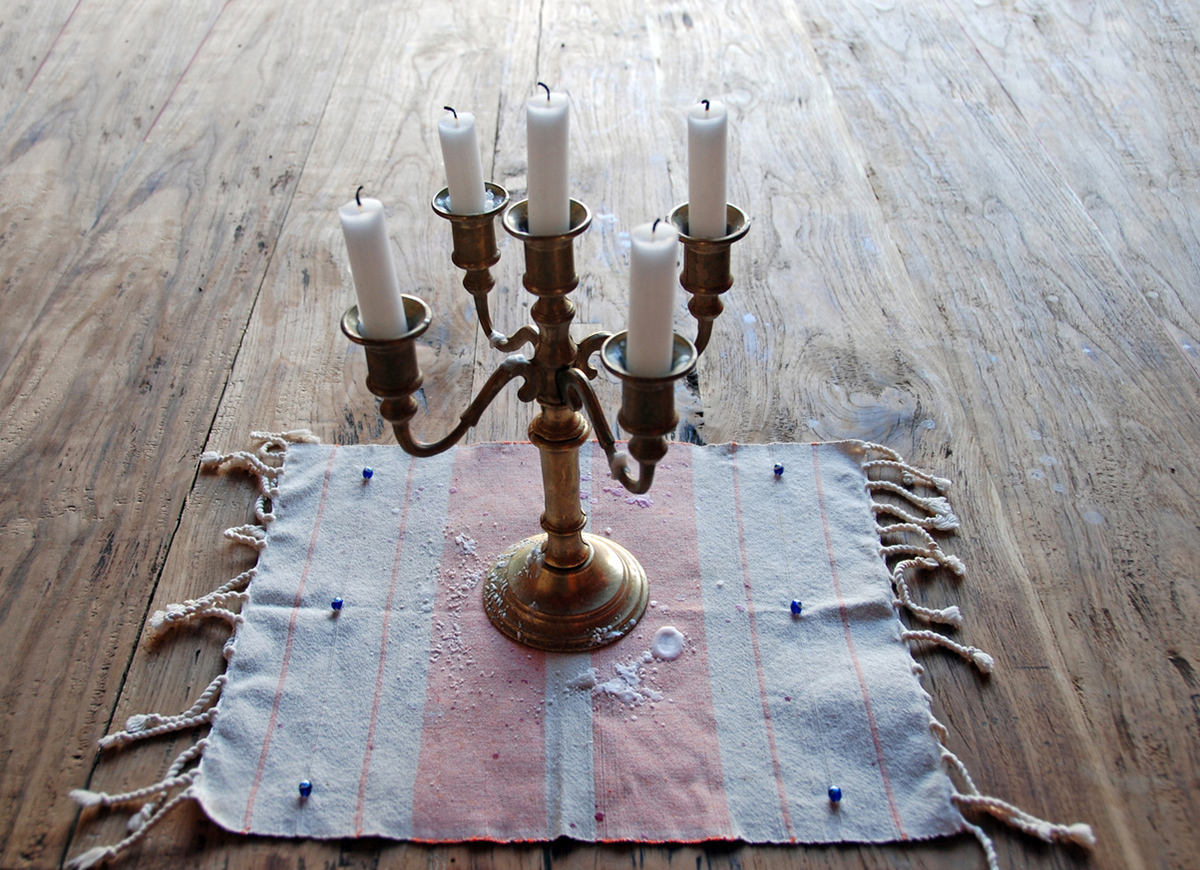 Sviečky vo svietniku so stečeným voskom