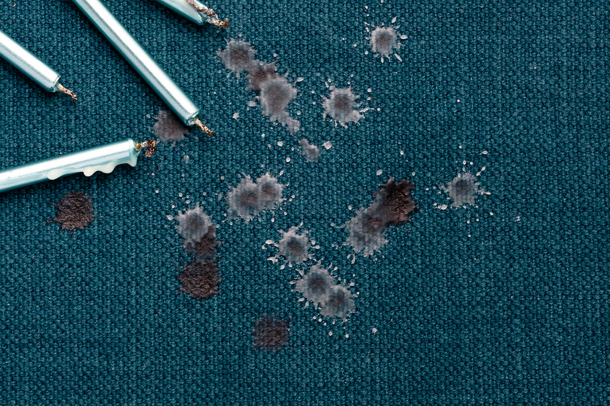 Sviečky na obruse s kvapkami vosku