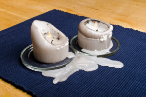 Ako odstrániť vosk zo sviečok z obrusu? 6 rýchlych tipov, ktoré skutočne fungujú