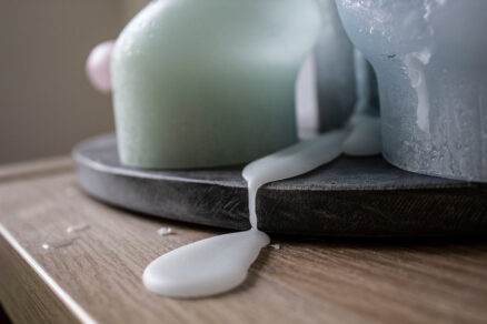 Stečený a stuhnutý vosk zo sviečky