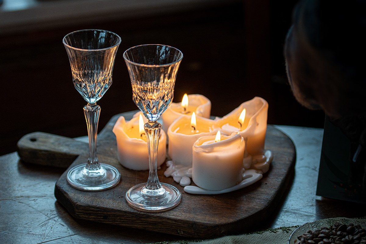Horiace sviečky na drevenom podnose