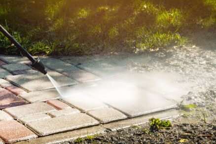 Čistenie betónovej dlažby v záhrade