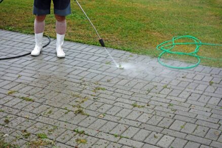 Čistenie betónovej dlažby v záhrade