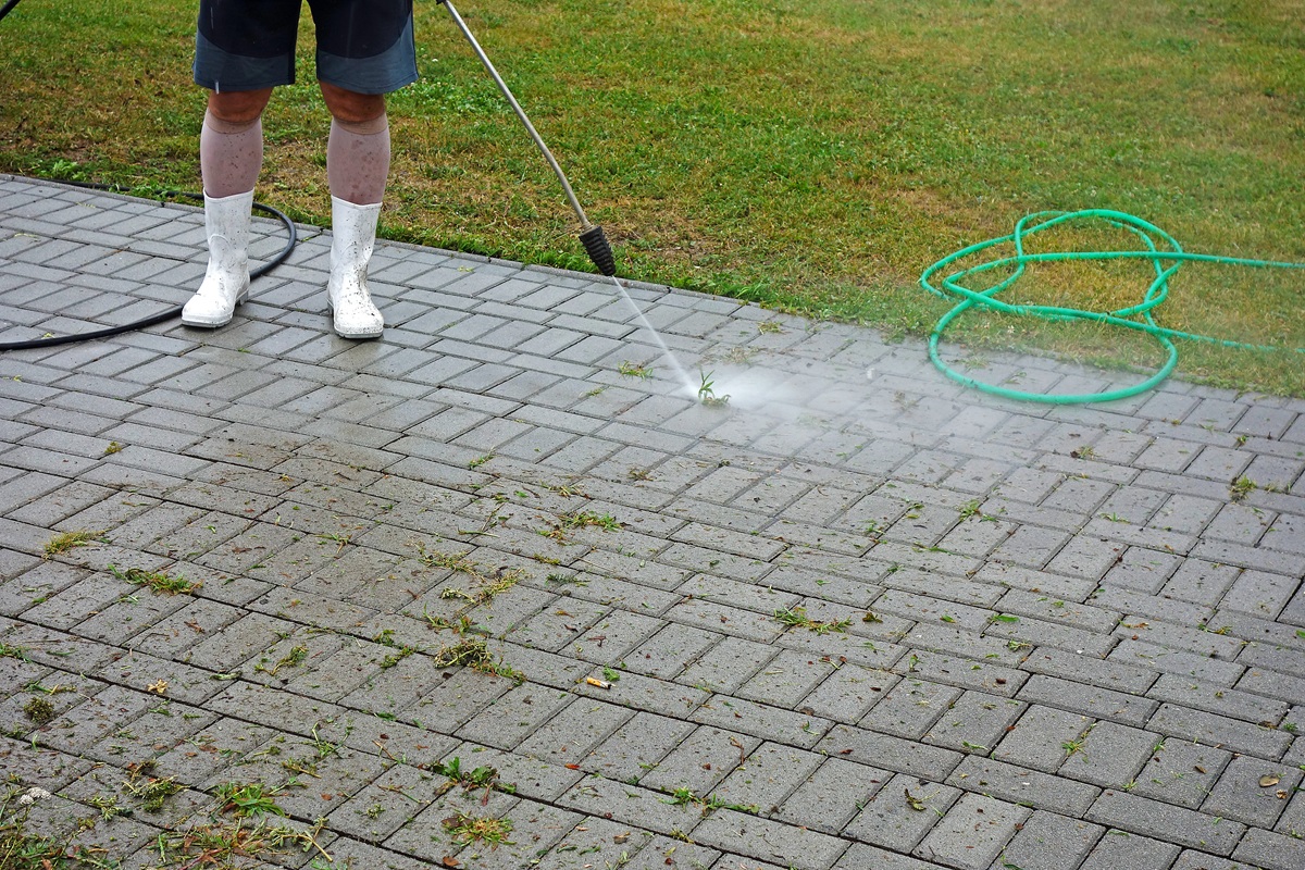 Чистка бетонной дорожки в саду