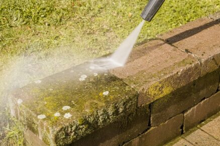 Čistenie múrika z betónovej dlažby