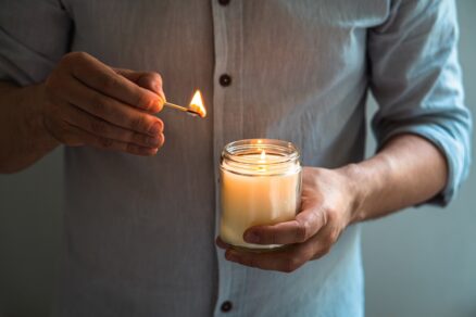 Zapaľovanie sviečky zápalkou