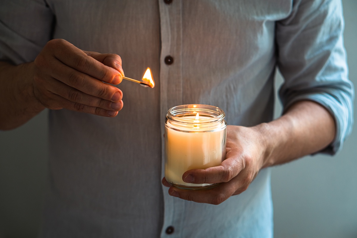 Зажечь свечу спичкой