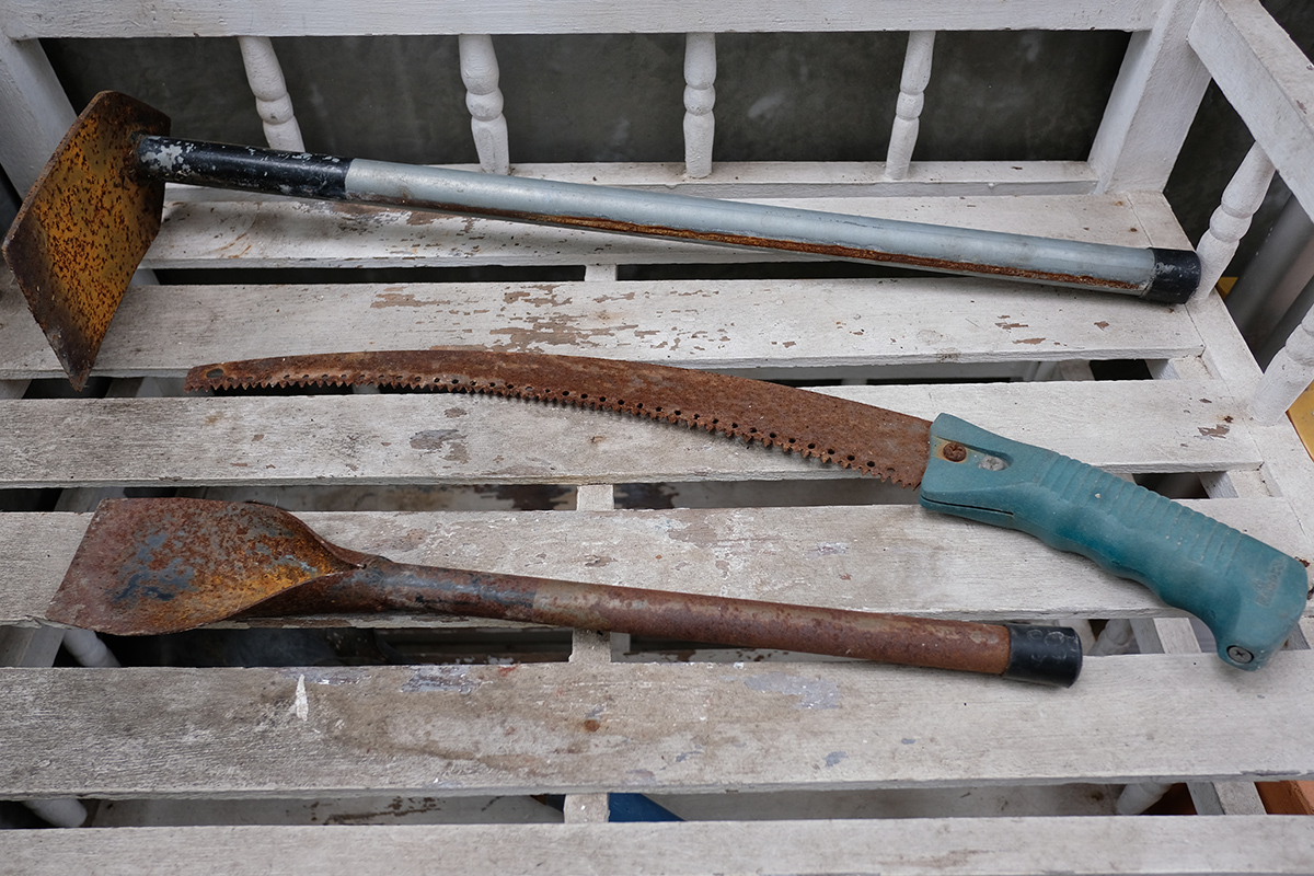 Hrdzavé záhradné náradie