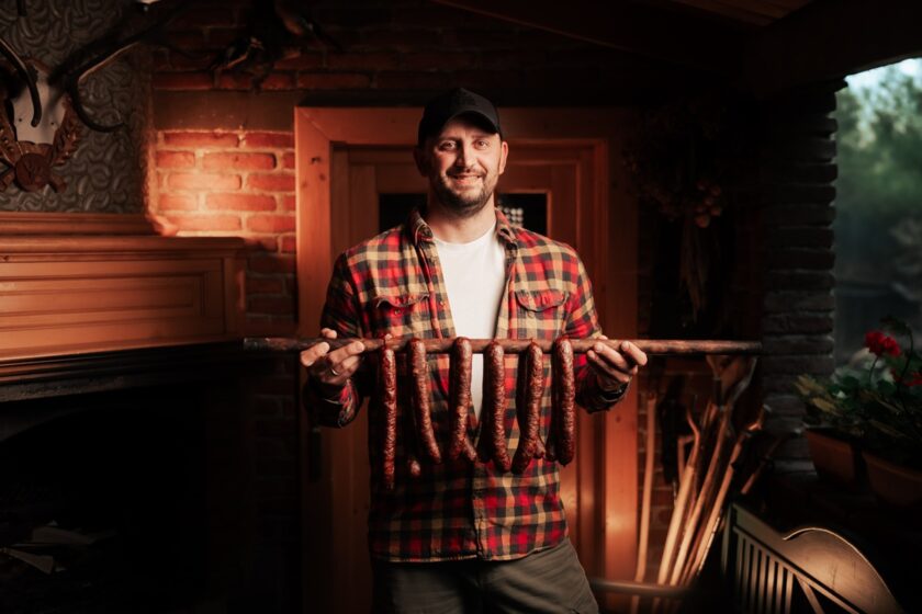 Ľubomír Šmindák - kuchár z projektu Chef from the Woods ukazuje, ako sa robia klobásy