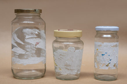 Odlepovanie nálepiek na pohároch