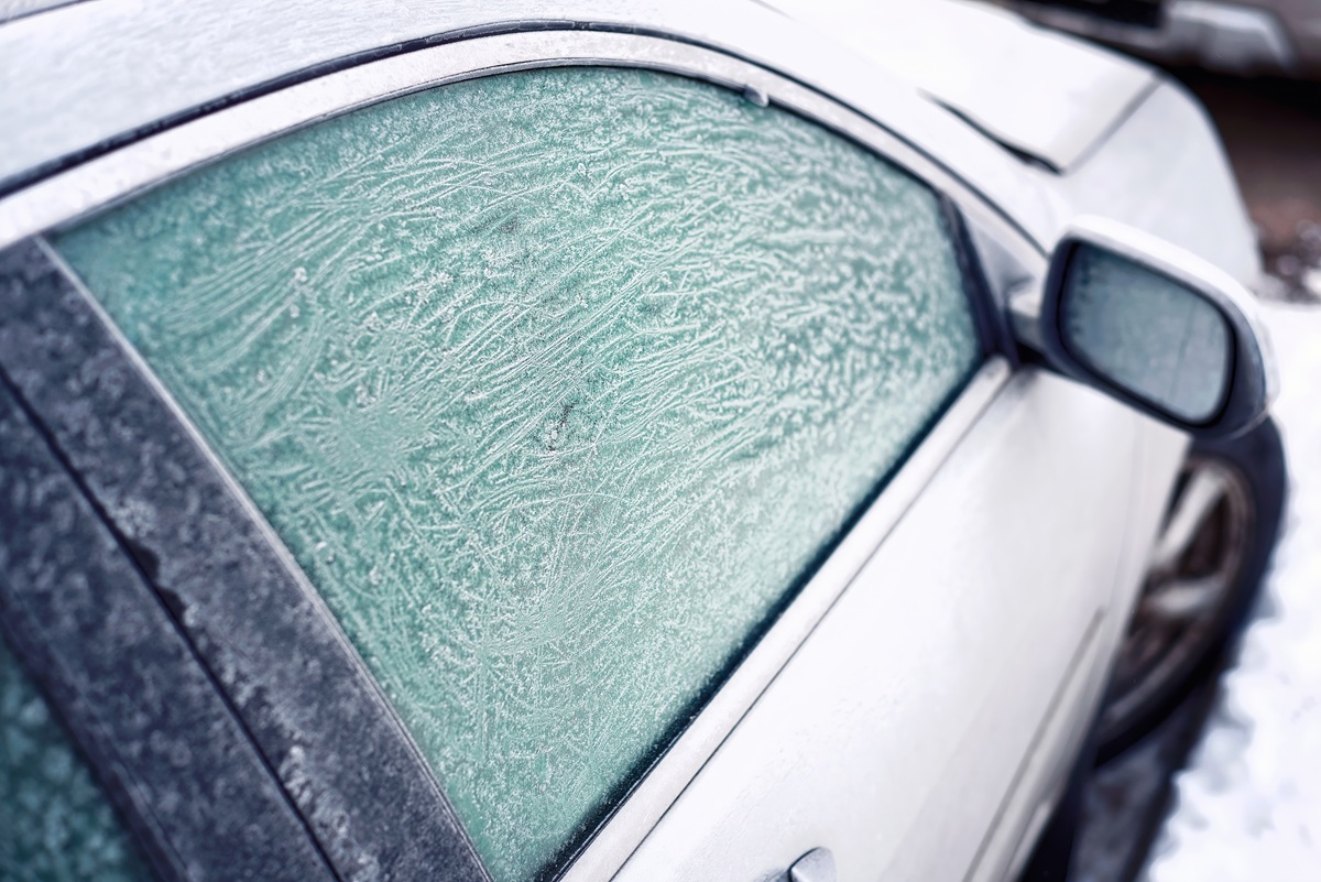 Иней на окне автомобиля