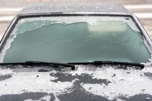 Pozor na tieto postupy pri rozmrazovaní skiel na aute! Môžete si nimi viac uškodiť, ako pomôcť