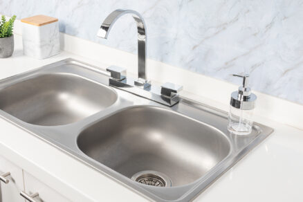 Čistý nerezový drez v kuchyni