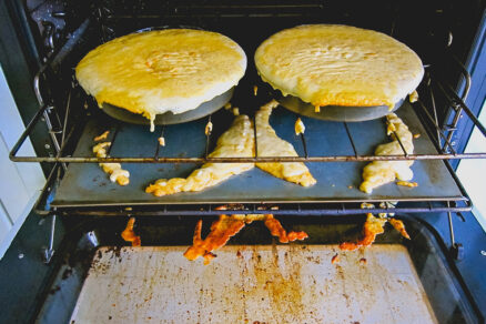 Vykypený koláč v rúre